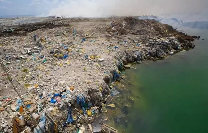 Остров мусора в Тихом океане.