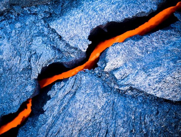 Геотермальная энергия: магма, вырывающаяся на земную поверхность.
