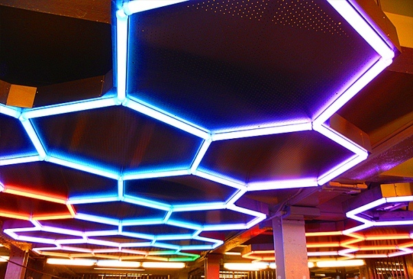 Эко-проект Hive -  световая инсталляция в метро