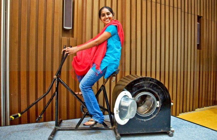 Юная индийская изобретательница и её детище.