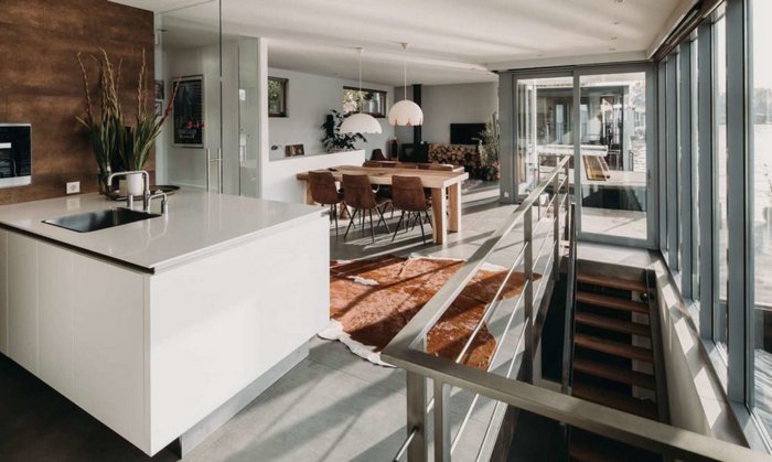 Кухня, гостинная, и лестница плавучего дома «Houseboat Haarlem Shuffle».