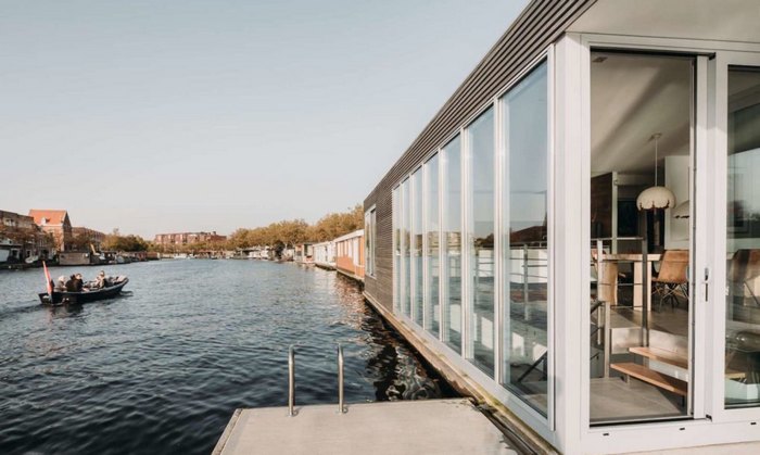 Вид с реки на плавучий дом «Houseboat Haarlem Shuffle». Вид с реки на плавучий дом «Houseboat Haarlem Shuffle».