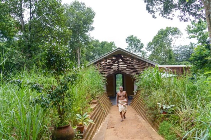Устойчивый дом в Керале, построенный из почвы и переработанных материалов.
