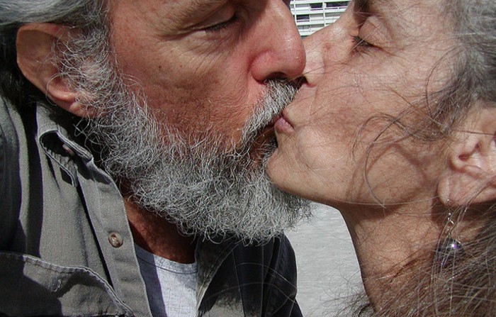 Поцелуи дарят чувство безопасности.