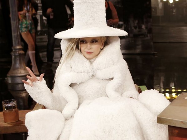 Леди Гага в белоснежном наряде