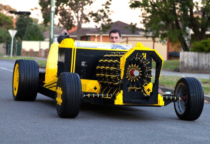 Полномасштабный LEGO-автомобиль, который работает на воздухе