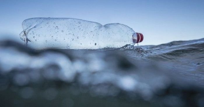 Пластик на воде и под водой.