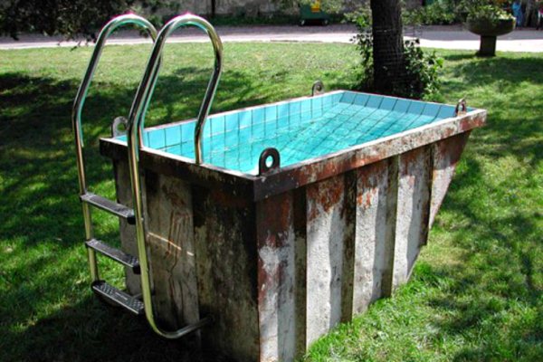 Необычный бассейн в саду