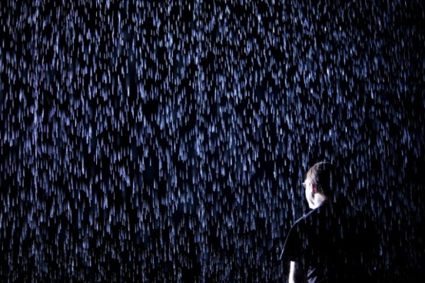 Дождь в выставочном центре Barbican в Лондоне