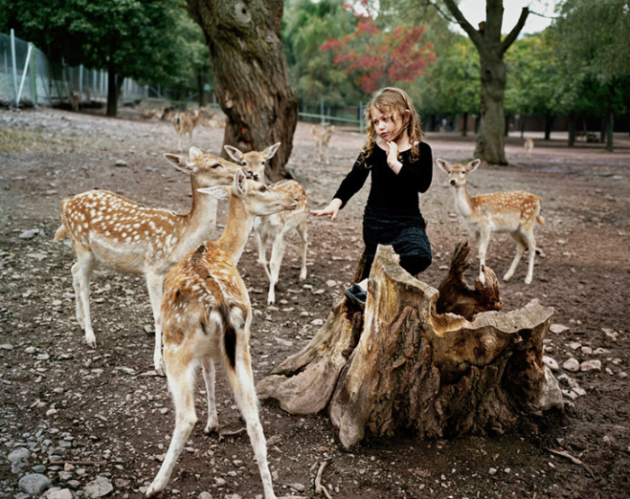 Фотохудожник снимает свою дочь с дикими животными