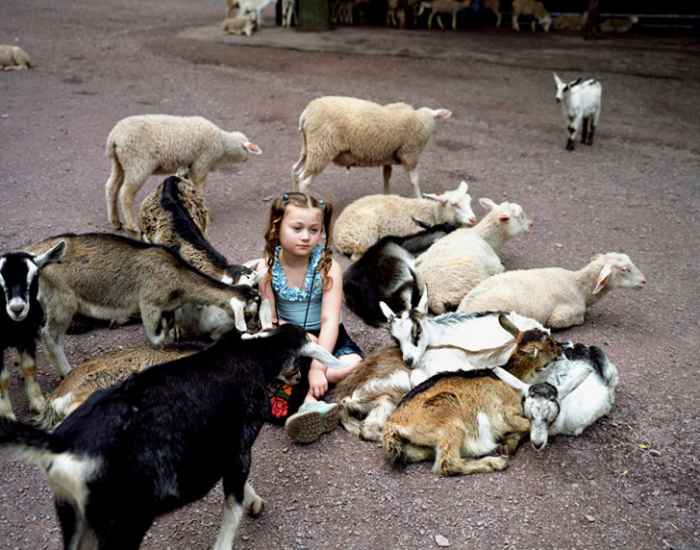 Фотохудожник снимает свою дочь с дикими животными
