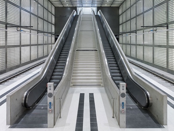 СТанция метро серебряного дизайна