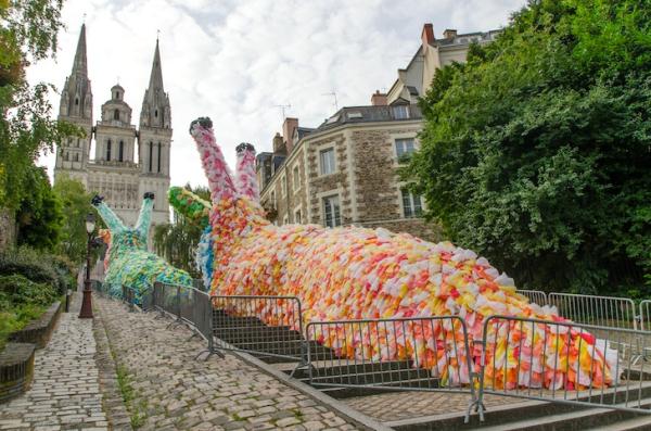 Инсталляция из пластиковых пакетов: улитки в городе