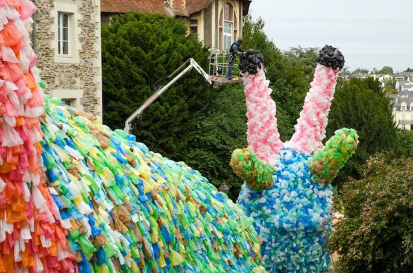 Гигантские улитки: инсталляция, которая поднимает проблемы экологии