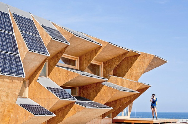 Солнечные панели и деревянные стены экологичного дома