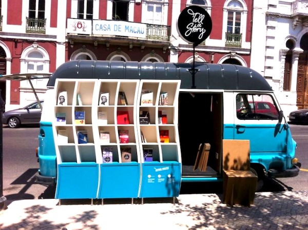 Книжный фургон на городских улицах
