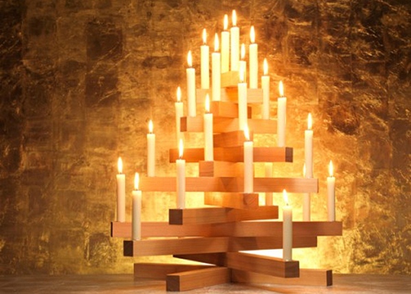 Ёлка из дерева, украшенная свечами