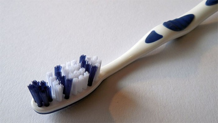 Нездоровая привычка: чистить зубы сразу после еды.