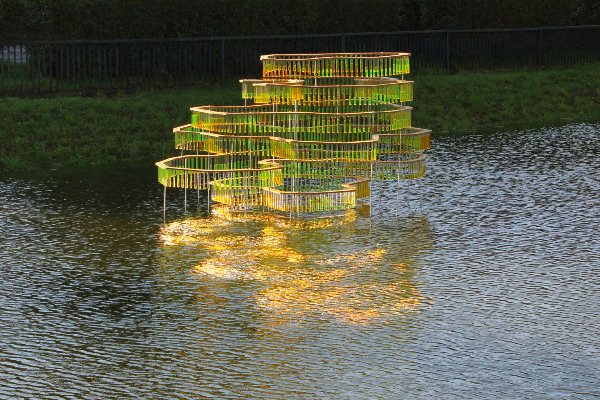 Инсталляция на реке: лучшая утилизация 500 пробирок