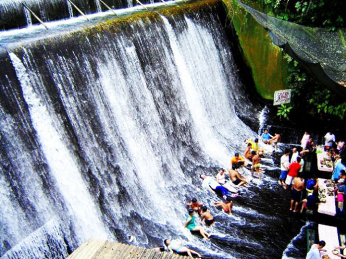 Ресторан-водопад на Филиппинах