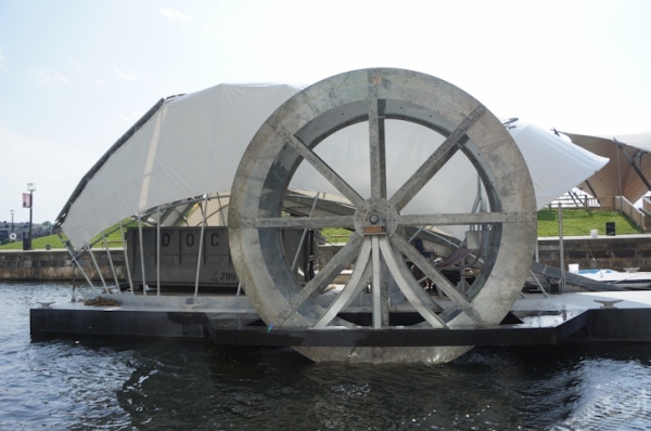 Водяное колесо для чистки гавани от мусора