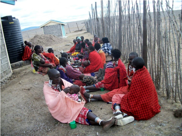 Племя масаи в ожидании Чарльза Ньюмена и крышек от пластиковых бутылок
