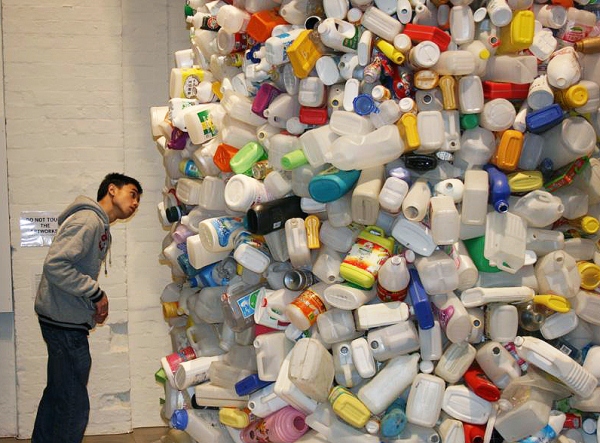 Инсталляция из пластиковых контейнеров