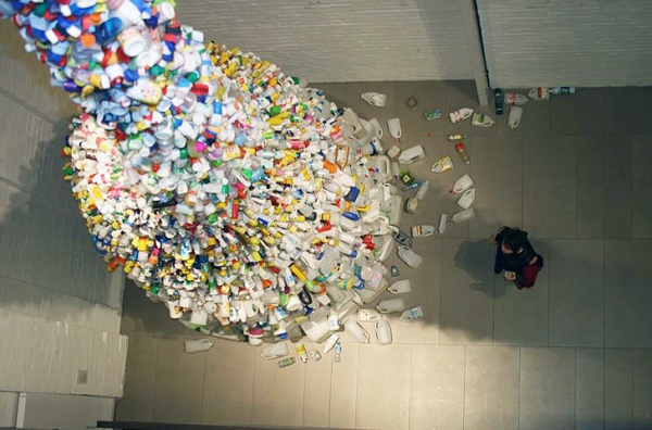Арт-инсталляция: спасая планету от мусора