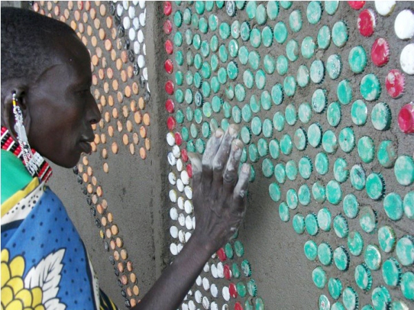 Женщины масаи украшают стены крышками от пластиковых бутылок