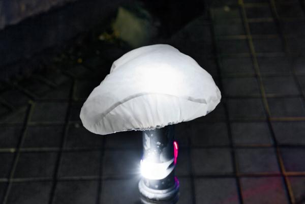Седло из прозрачной ткани и LED-светильник Седло из прозрачной ткани и LED-светильник