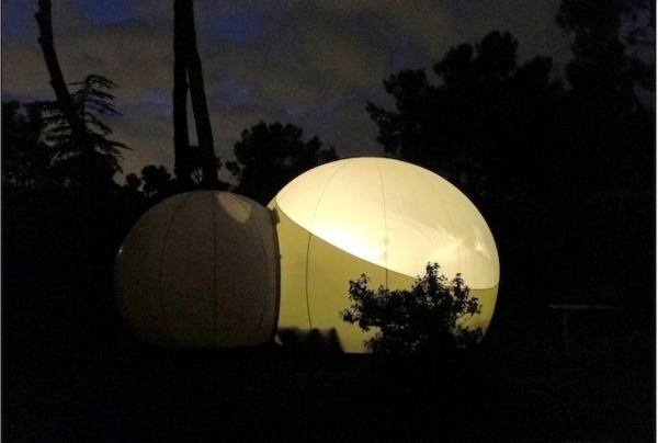 Ночью палатка-пузырь напоминает луну