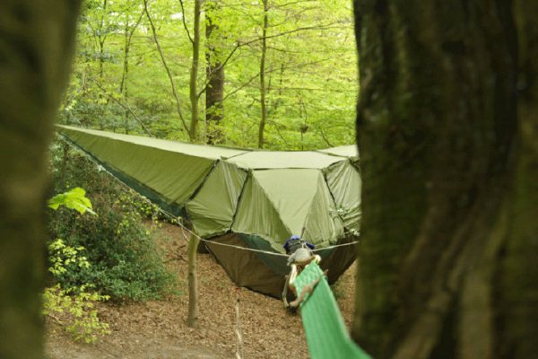 Ремни-лямки надёжно удерживают палатку навесу