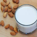 Молоко и орехи признаны лучшим средством от бессонницы