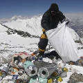 Непальские волонтеры убрали 3 тонны мусора с горы Эверест