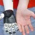 Новая высокотехнологичная перчатка сделает протезы более чувствительными
