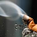 Запрет на курение в офисе и ресторане не заставляет человека курить дома больше